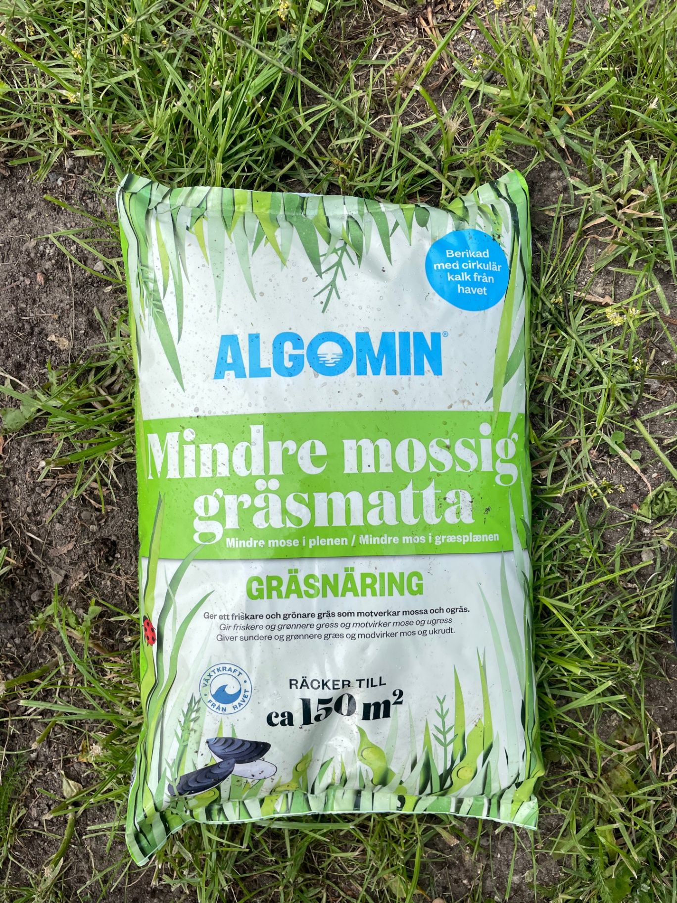 Påse med Algomin gräsnäring mot mossig gräsmatta