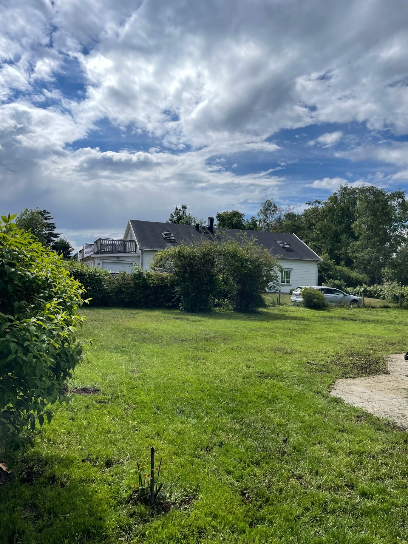 Vidvinkelbild över den färdiga gräsmattan med villa i bakgrunden