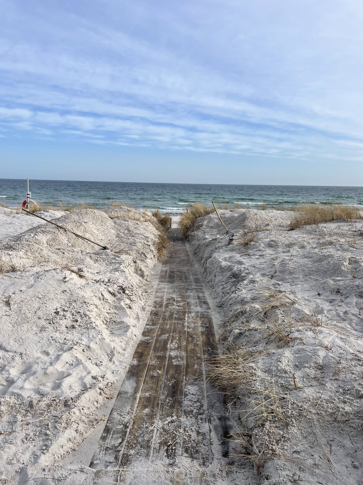 Nya trallbrädor på spången ner till stranden i Ljunghusen